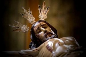 Detalle del cartel con el que Prendimiento anuncia su viacrucis de este viernes.