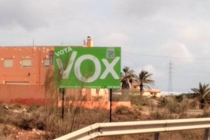 Una de las vallas de Vox situadas en Níjar.