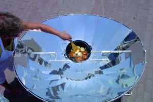 Plato elaborado con una cocina solar rudimentaria.