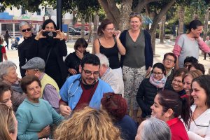 El docotor, aún con el estetoscopio al cuello, recibe el cariño de los vecinos en San José.