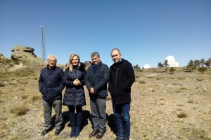 Las autoridades en Calar Alto, con su director.