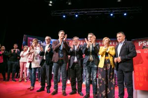 Pedro Sánchez, junto a candidatos y dirigentes socialistas, anoche en Almería.
