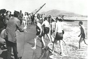 Medios de comunicación esperando declaraciones de Manuel Fraga tras su baño en aguas de Palomares en 1966.