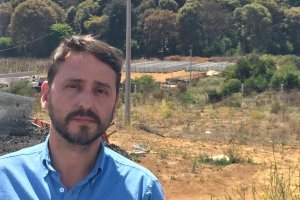 Juan Pedro Torrecillas en uno de los tramos donde trabaja en Michoacán.