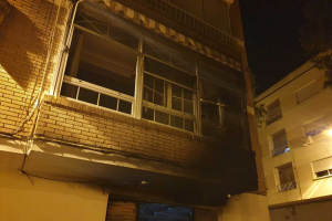 Fachada de la vivienda afectada por el fuego.