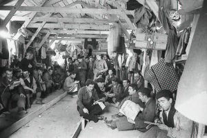Interior de un barracón del campo de refugiados de Bram, en una foto de Agustí Centelles.