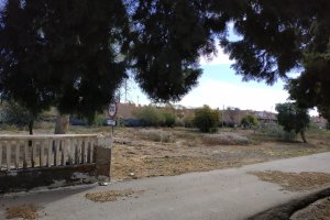 Solar en el que se pretende que se levante el nuevo instituto y que está junto al CEIP San Indalecio.
