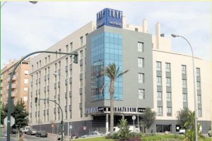 El Tryp  Indalo  fue inaugurado  2004  y cierra ahora sus puertas.