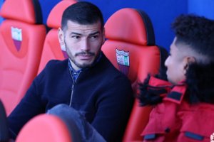 Javi Álamo en el banquillo del Extremadura.