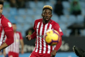 Yan Eteki observa la pelota en La Rosaleda.