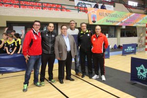 Responsables del Club BM Roquetas y la Federación de balonmano con José Juan Rubí.