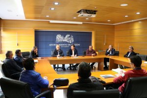 Encuentro en el Consistorio entre miembros del Ayuntamiento y la Plataforma.