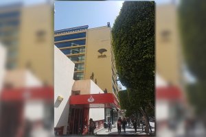 Reloj del edificio de Unicaja en el Paseo de Almería