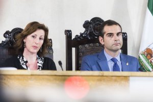 María Vázquez y Ramón Fernández-Pacheco en el plenario.