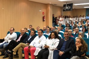 Los profesionales sanitarios escuchan con expectación los detalles del plan de choque.