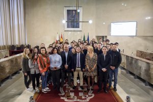 Recibimiento de los alumnos franceses en el salón de plenos del Ayuntamiento.