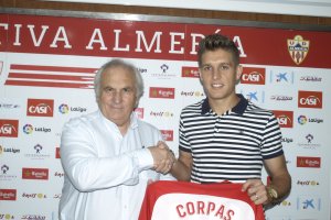 Alfonso García tiene en su mano un nuevo cheque al portador.