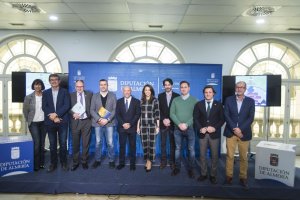 Dipoutada, alcaldes y responsables de la red y de centros Guadalinfo, en la presentación.