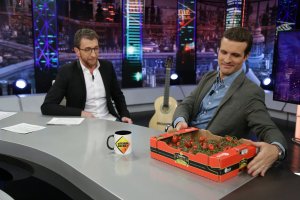 Pablo Casado, con una caja de tomates Lobello para Pablo Motos.