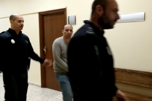 El condenado es conducido por dos agentes de la Policía Nacional durante las sesiones del juicio.