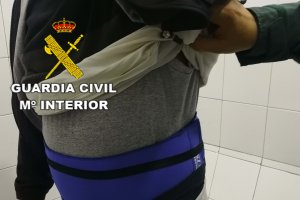 El detenido tenía 320 bellotas de hachís adosadas a su cuerpo.