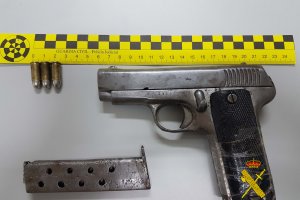 Pistola localizada por la Guardia Civil con la que se habría disparado.