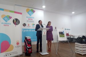 Carolina Lafita junto al director de Alborán Golf.