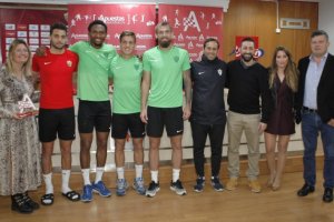 Foto de familia con los jugadores rojiblancos.