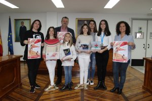 Gimnastas y entrenadoras junto a las autoridades.