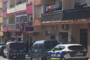 Policía Local durante la clausura en febrero del centro de Santa María del Águila.