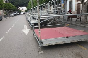 Las gradas ya están siendo instaladas en el Paseo de Almería. Foto: José Ramón Suárez.