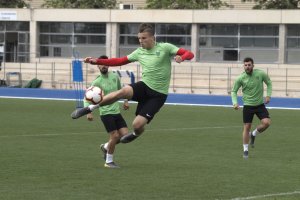 Ermedin Demirovic volando para marcar gol.