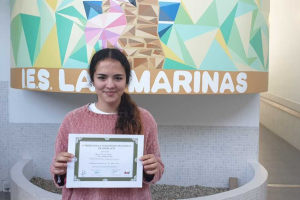 Alazne Muyor muestra el diploma de su primer puesto.