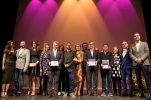 El presidente de Colega Almería, Antonio Ferre, junto a los galardonados en la XII edición y las autoridades asistentes al acto.