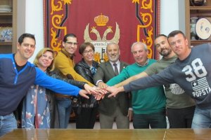 alcalde,  concejales y miembros del Comité de Empresa, tras la firma del acuerdo.