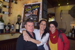 Juan Antonio García, acompañado por Ana Fernández y Carmen López en Entrefinos