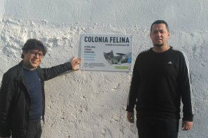 Alexis Pineda, junto a uno de los carteles que señalan las colonias