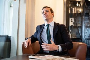 El presidente del Partido Popular atiende a LA VOZ durante su visita este martes a Almería.