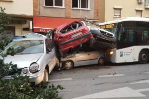 Estado en el que han quedado los coches tras el accidente.