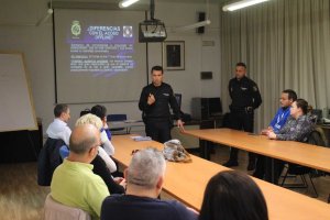 Charla de la Policía Nacional con miembros de varias AMPAS.
