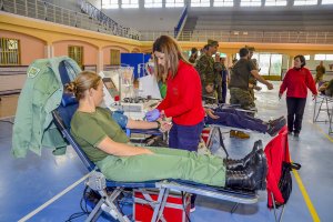 Una legionaria dona sangre en la campaña