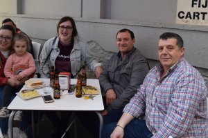 Alejandro Menjibar con la familia degustando unas migas y la tapa estrella de la casa de esta ruta, su empanadilla criolla artesana.