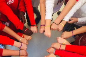 Pulseras solidarias para luchar contra Duchenne.