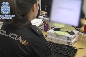 Una agente analiza los archivos intervenidos.