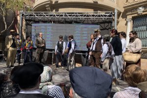 Uno de los instantes de la representación con la charla entre canteros y Gobernador.