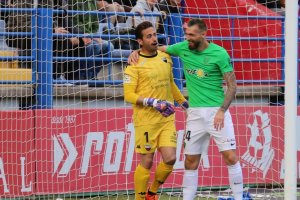 Saveljich bromea con el portero Casto.