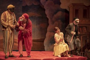 Arlecchino,  sin saber que lo es, habla con Pantaleón.