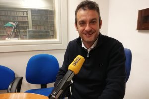 Isra Polo en los estudios de la Cadena SER.