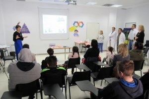 Desarrollo del taller con la presencia de menores y sus familias llevado a cabo en el Hospital de Poniente.