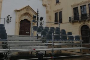 La grada cruzará de acera en unos días. Foto: Dani Pérez.